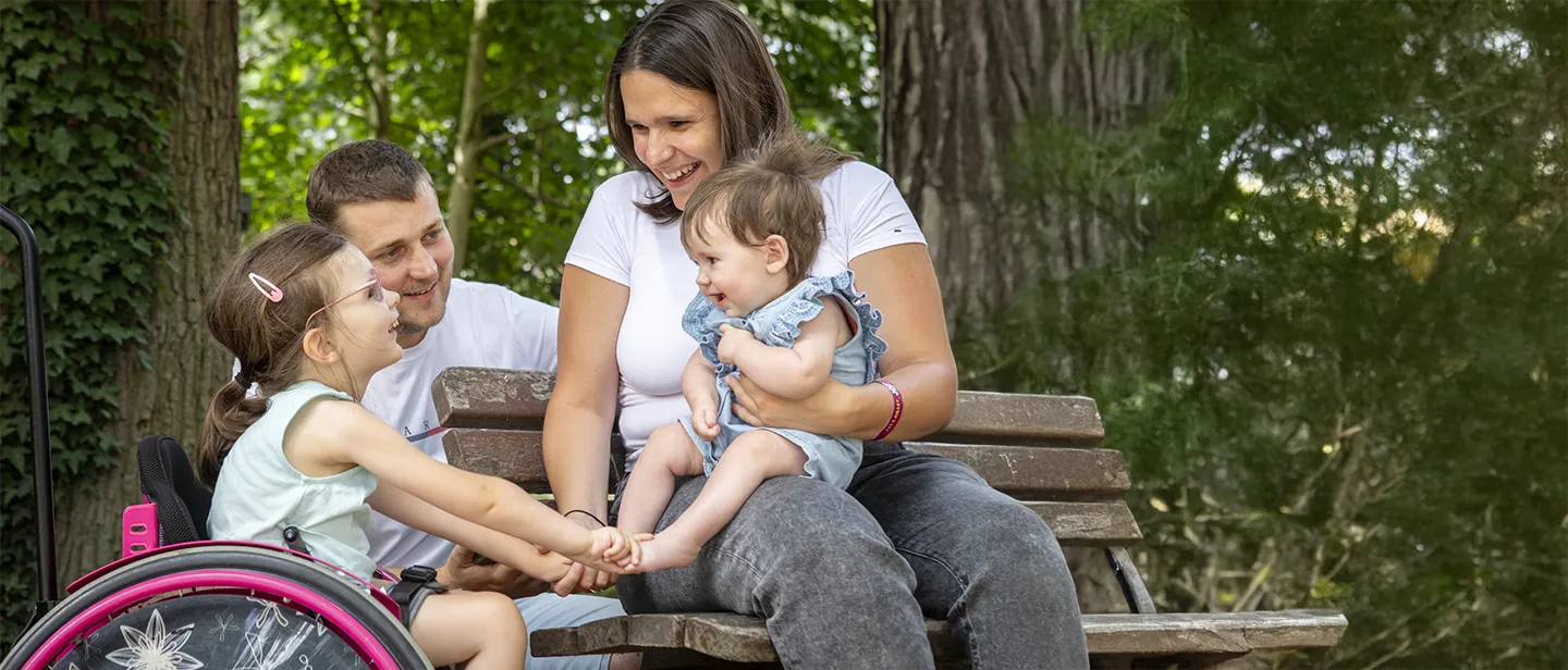 AFM-Téléthon finance la recherche, accompagne les familles et mobilise la solidarité pour faire reculer les maladies rares et neuromusculaires.