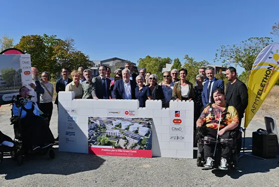 Le 25 septembre 2026, la première pierre du Pôle Grand Ouest a été posée à Angers. Porté par l’AFM-Téléthon et Angers Loire Habitat, ce projet ambitieux, dont l’ouverture est prévue en 2028, s'inscrit dans la volonté de l'Association de continuer à innover pour garantir l’autonomie, la participation sociale et la réalisation du projet de vie des personnes concernées par des maladies évolutives et en situation de grande dépendance.