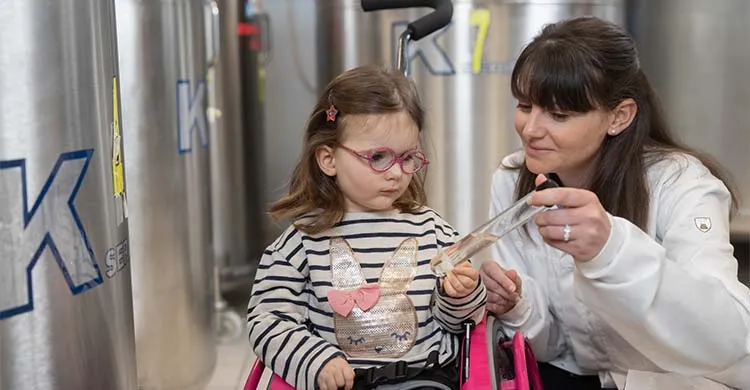 Lucie sauvée par une thérapie génique issue des recherches menées à Généthon