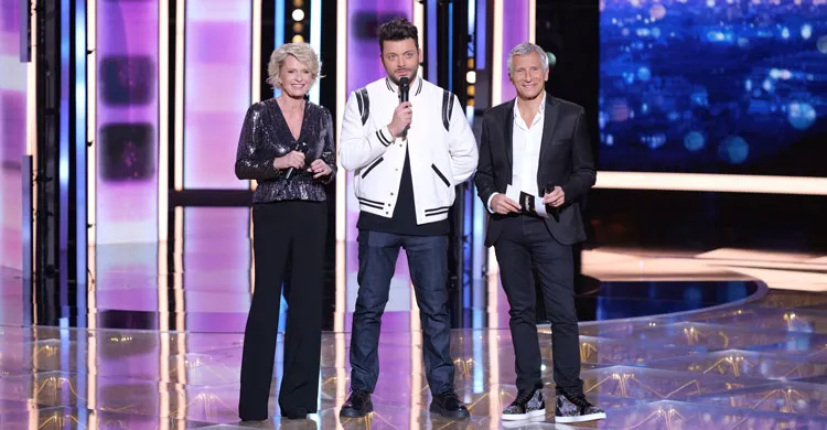 Kev adams parrain du téléthon 2022 entouré de Nagui et Sophie Davant