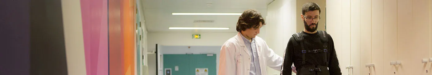 Consultation d'un malade qui teste un exosquelette